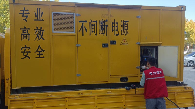 松山湖管委会柴油发电机组和UPS电源配合使用时，如何避免切换过程中的电力中断？